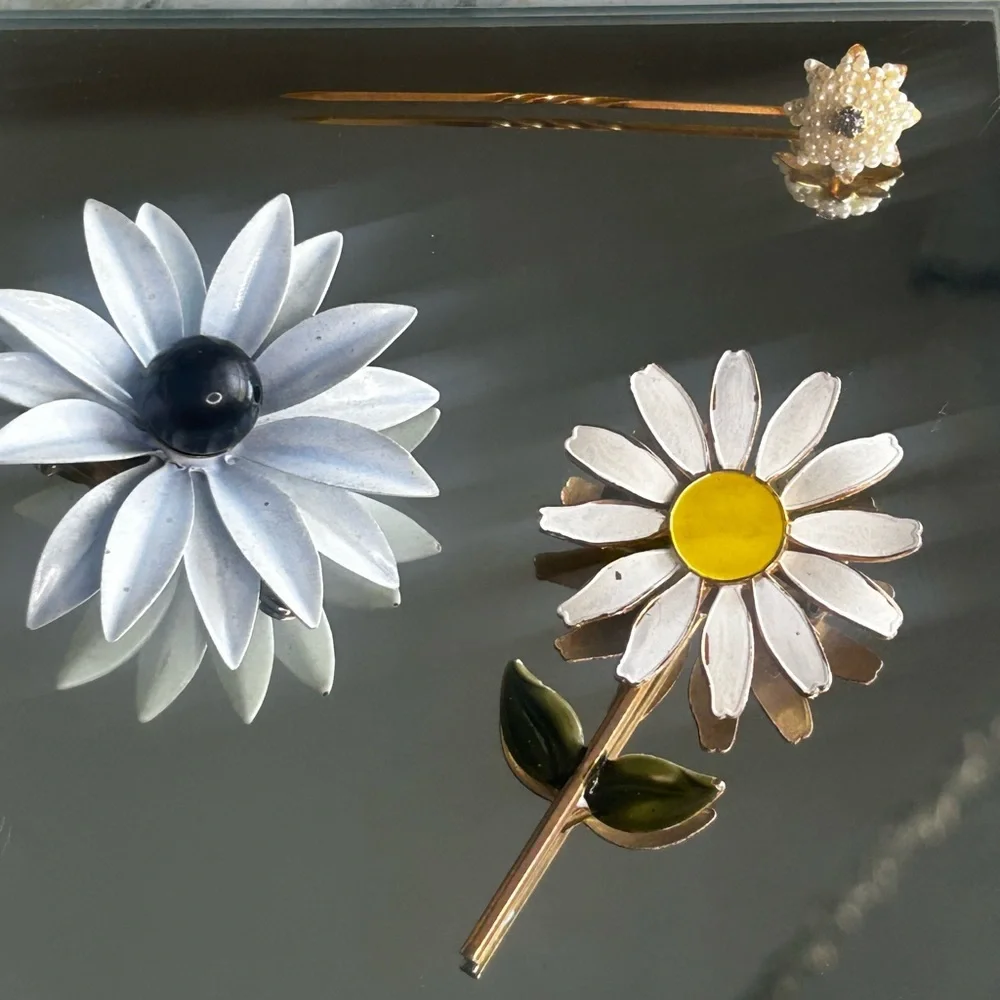 Set of Three Enamel Flower Broaches Pins Vintage Goldtone Daisy White Pearl